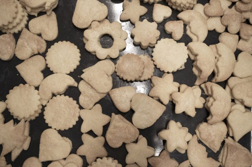 Kekse in vielen Formen auf einem Backblech