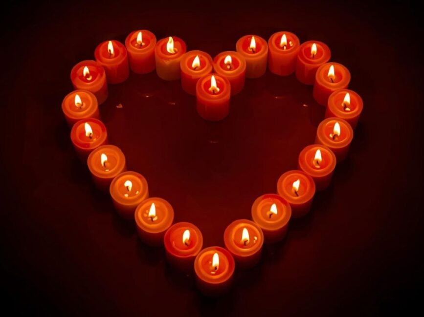 Ein Herz aus brennenden roten Kerzen