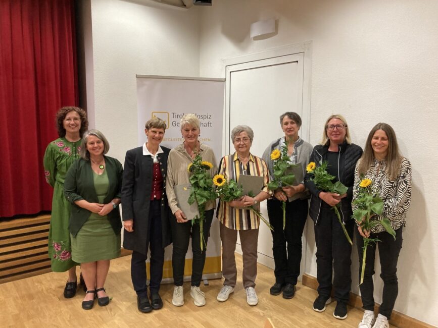 Von links nach rechts: Monika Osl, Petra Hillebrand, Angelika Heim, Maria-Luise Randolf, Helga Hairer, Marlies Schuhmacher, Anja Perle und Karin Zoller ( beide Hospizteam Mittleres Oberinntal), Annelies Kapeller nicht auf dem Bild