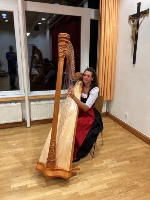 Alexandra Heidinger spielt Harfe