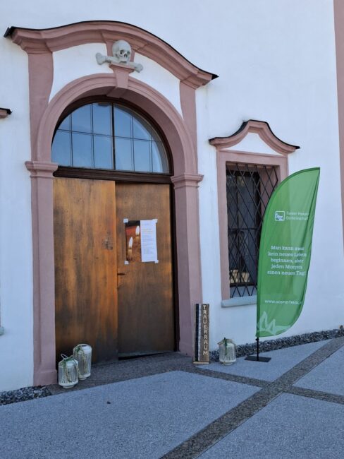 Der Eingang in die Kirche