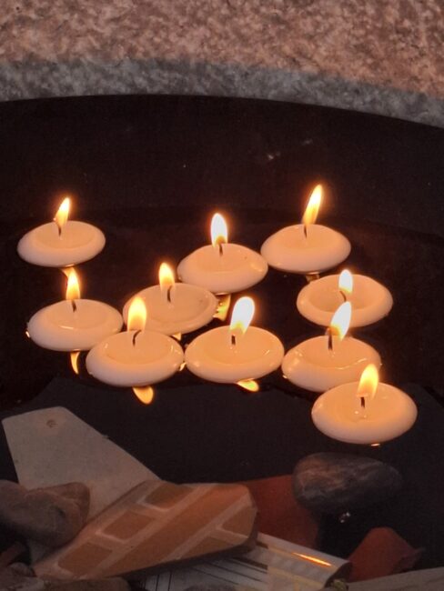 Brennende Kerzen in einem Schwimmbecken