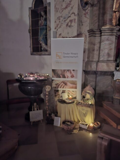 Die TrauerRaum Station am Abend mit brennenden Kerzen