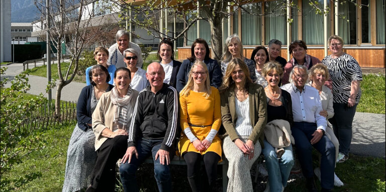 Ausbildungsteilnehmer vor dem Hospizhaus