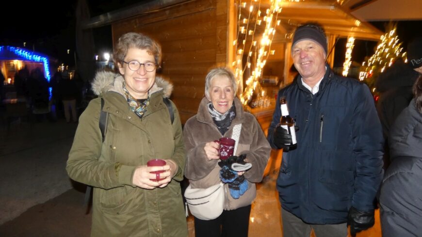 Lachende Mitarbeiterinnen beim Umtrunk