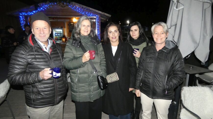 Lachende Mitarbeiterinnen beim Umtrunk