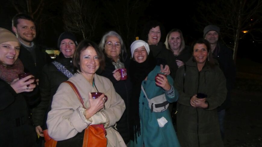 Lachende Mitarbeiterinnen beim Umtrunk