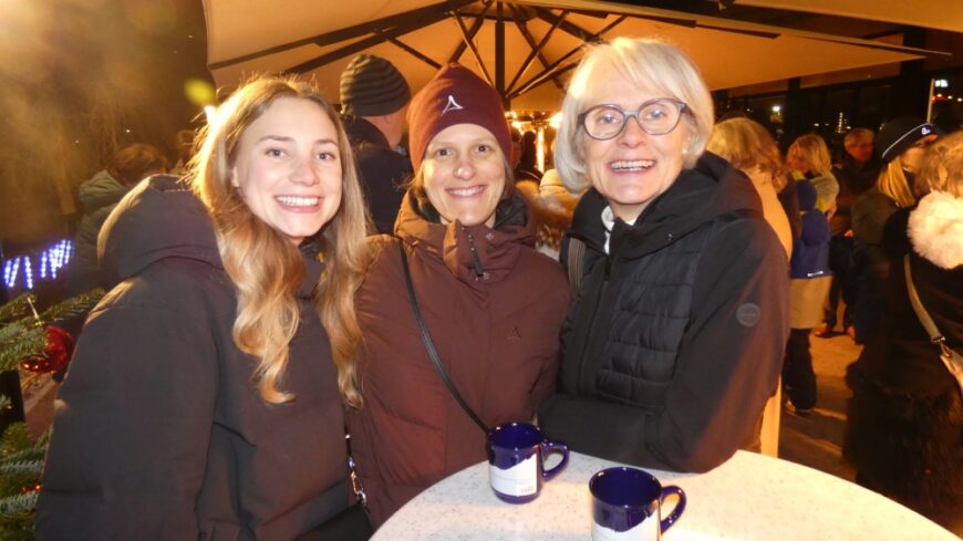 Beim Umtrunk mit lachenden Geischtern