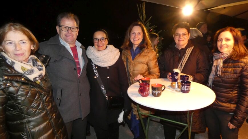 4 Mitarbeiterinnen beim Stehtisch beim Baggersee
