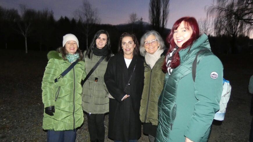 Mitarbeiter*innen bei der Adventfeier beim Baggersee