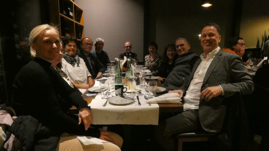 Mitarbeiterinnen an der gemütlichen Tafel