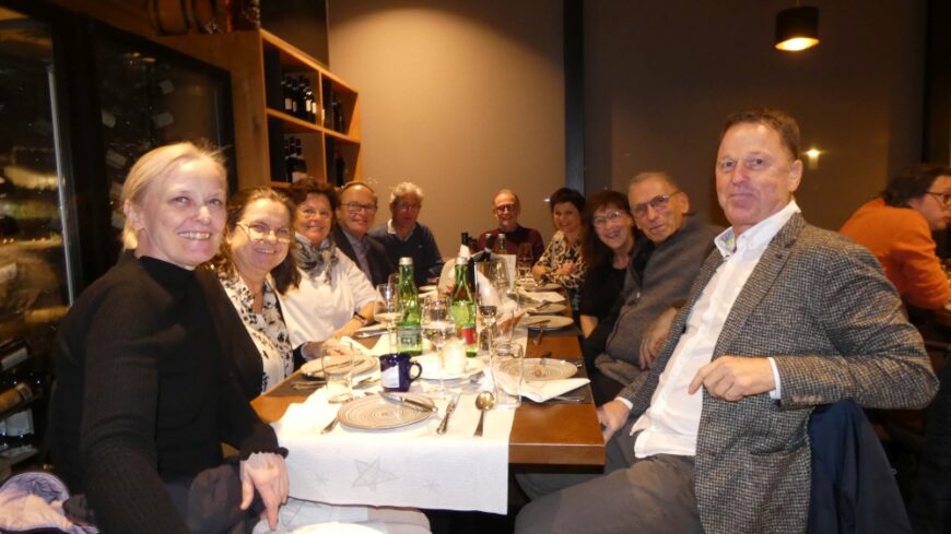 lachende Mitarbeiterinnen beim Essen