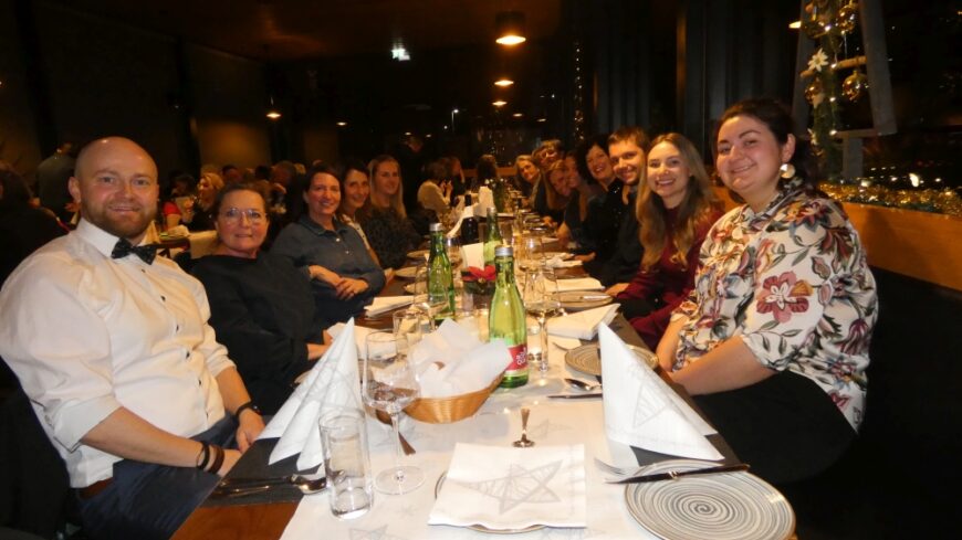 Mitarbeiter und  Mitarbeiterinnen im Restaurant sitzend am Tisch