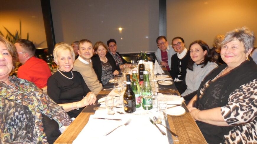 Am Tisch bei der Adventfeier