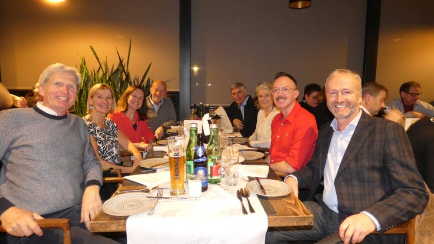 Fröhliche Gesichter bei der Adventfeier