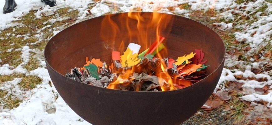 Feuerschale mit Flammen