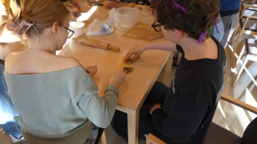 Die Kinder beim Keksbacken