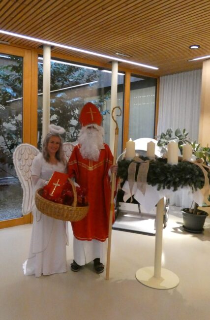 Der Nikolaus, sein Engel und der Adventkranz im Hospizhaus