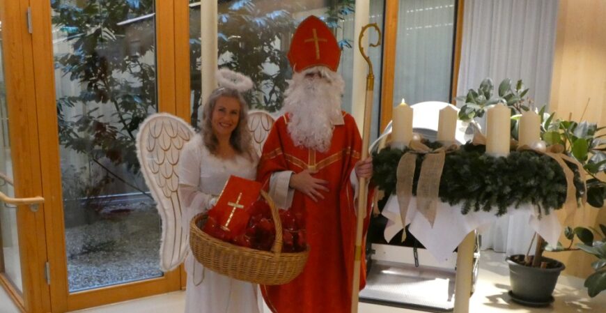 Der Nikolaus und sein Engel im Hospizhaus