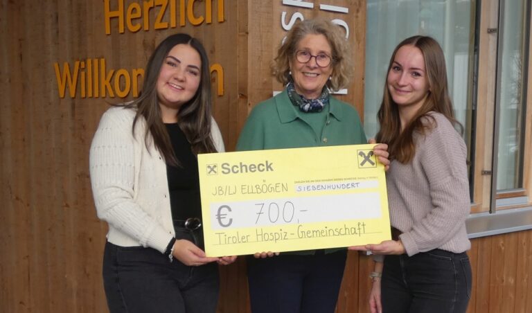 Selina Nagiller, Marina Baldauf und Anna Brugger halten einen Scheck über 700 Euro in der Hand