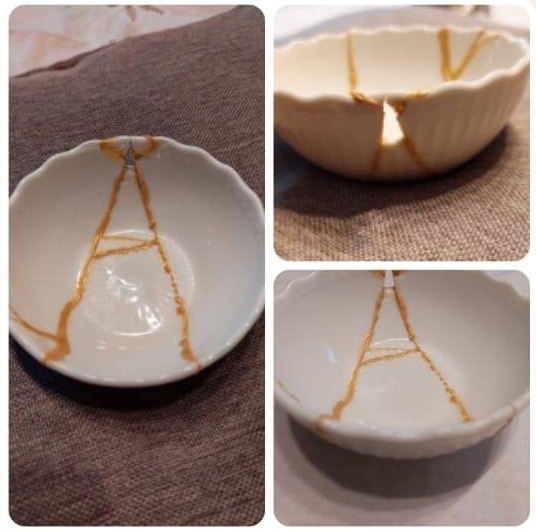 Eine zerbrochene Schale die mit Kintsugi geklebt wurde