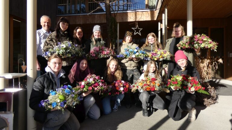 Die Schülerinnen und Geschäftsführer Werner Mühlböck