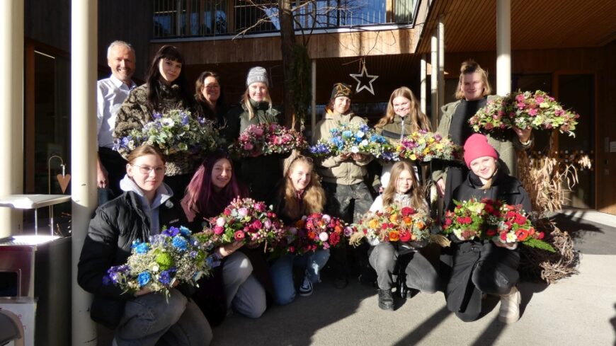 Die Schülerinnen und Geschäftsführer Werner Mühlböck