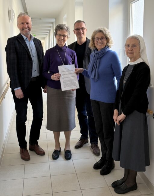 Im Bild v.r.n.l.: GV Sr Jutta Maria Marthe, Vorsitzende der THG Marina Baldauf, Geschäftsführer der Barmherzigen Schwestern Innsbruck Holding GmbH Andreas Partl , Generaloberin Sr. Pauline Thorer und der Geschäftsführer der THG Werner Mühlböck.