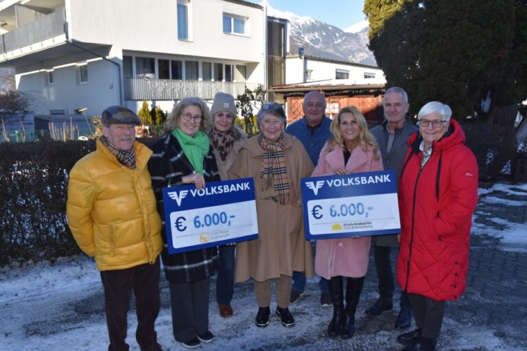 Famile Scherkl bei der Scheckübergabe