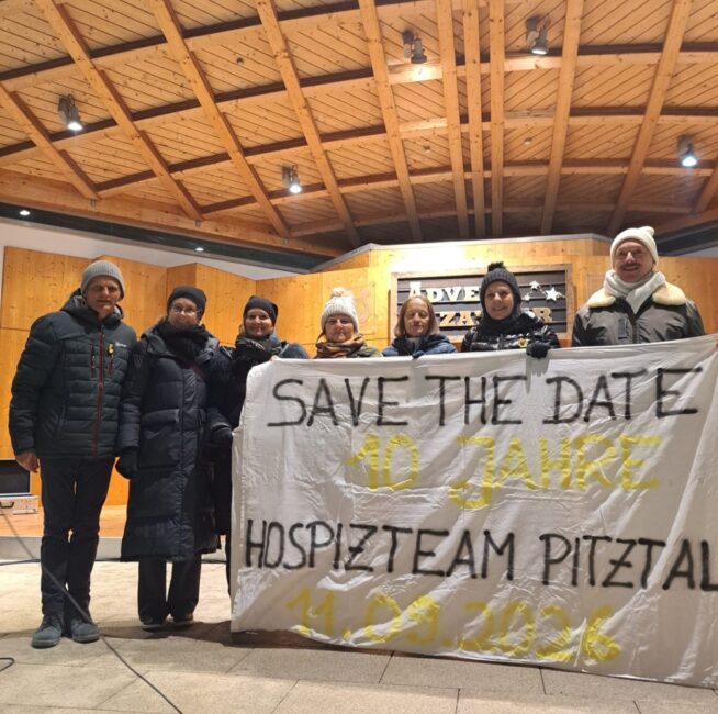 Das Hospizteam Pitztal mit dem Plakat "Save The Date - 10 Jahre Hospizteam Pitztal"