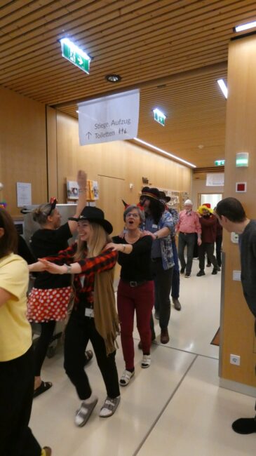 Verkleidete Mitarbeiteri*nnen und Patient*innen im Hospizhaus