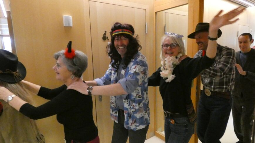 Lachende Gesciher beim Umzug