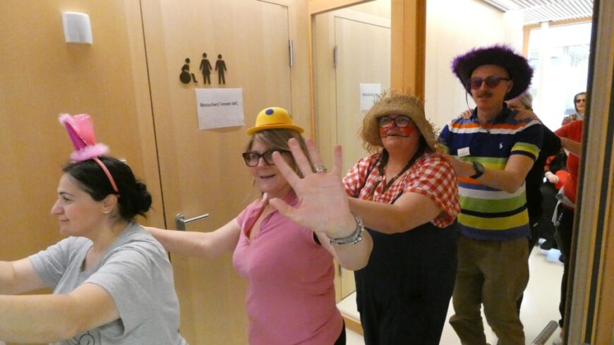 Der Fotograf wird freundlich gegrüßt