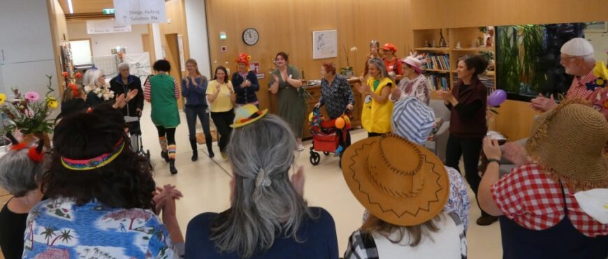 Die Verkleideten feierten den Faschingsdienstag im Kreis mit fröhlicher Musik