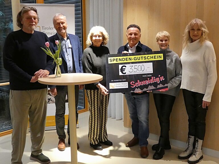 Die Schneidig'n bei der Scheckübergabe im Hospizhaus