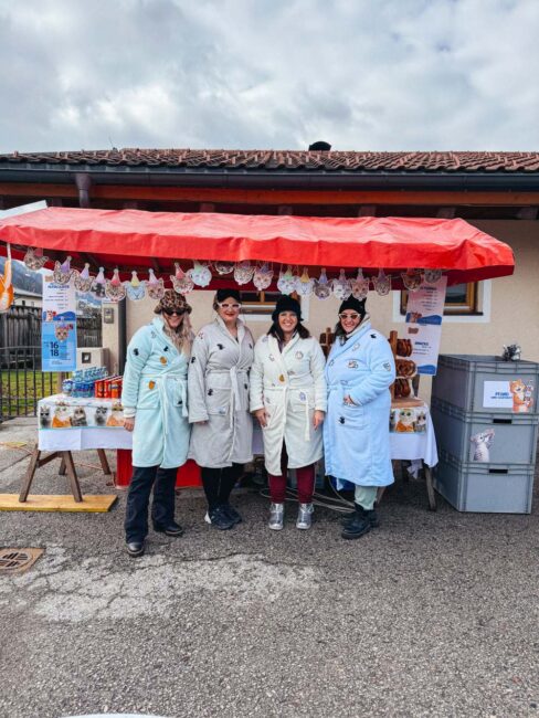 Die Vereinsmitglieder beim Ausschank während des Kunder Faschingsumzuges