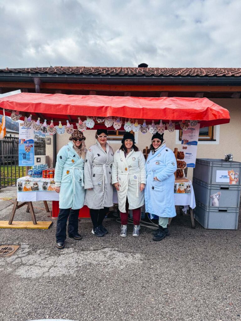 Die Vereinsmitglieder beim Ausschank während des Kunder Faschingsumzuges