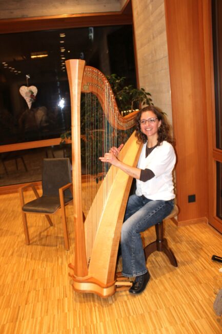 Die Harfinistin mit ihrer Harfe