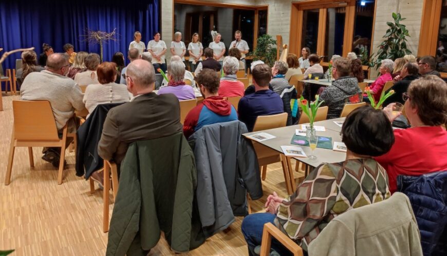 Bild von den Besucher*innen bei der Startveranstaltung