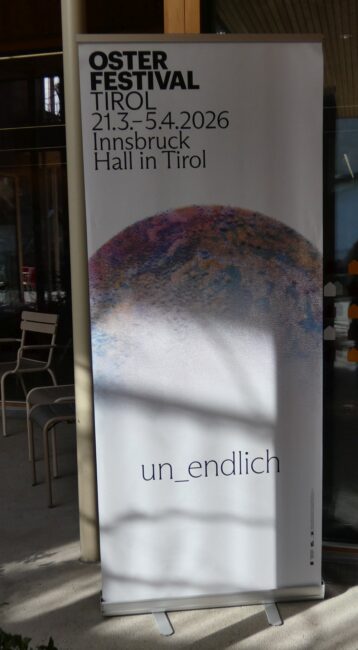 Das Roll-up mit der Aufschrift Unendlichkeit des Osterfestivals Tirol