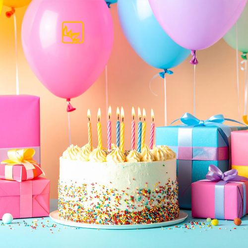 Symbolbild Geurtstag mit Kuchen und brennenden Kerzen und Geschenken