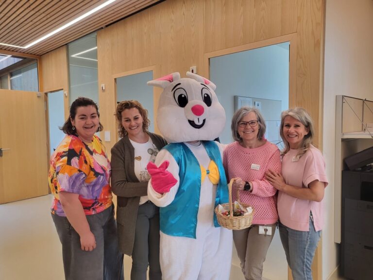Osterhase mit Mitarbeiterinnen im Hospizhaus