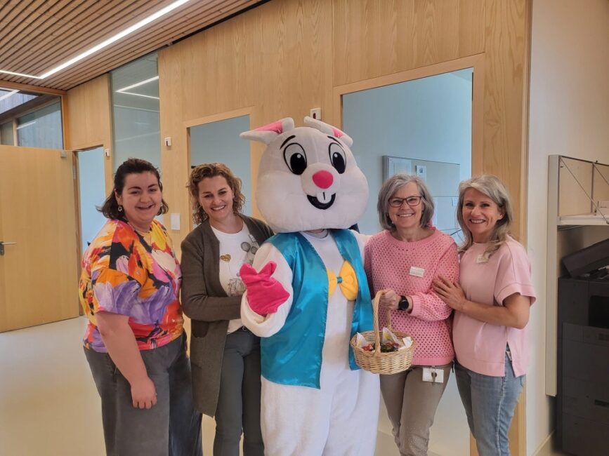 Osterhase mit Mitarbeiterinnen im Hospizhaus