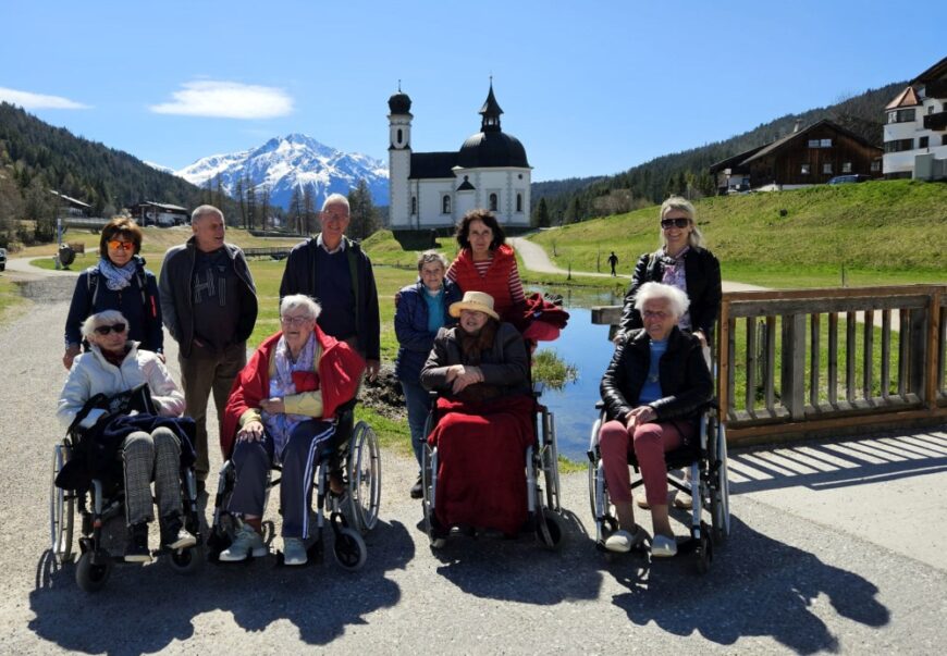 Gruppenfoto vor der Seekapelle in Seefeld