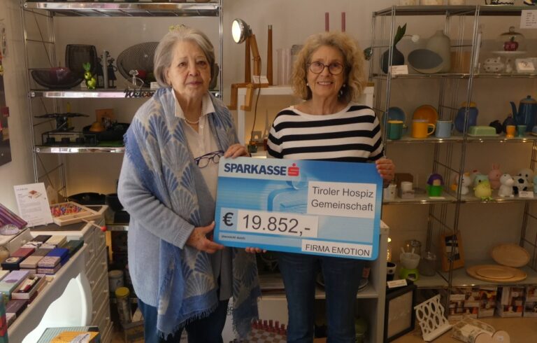 Marie-Louise Guberth und Marina Baldauf bei der Scheckübergabe