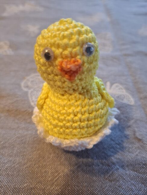 Eine gelbe gehäckelte Ente