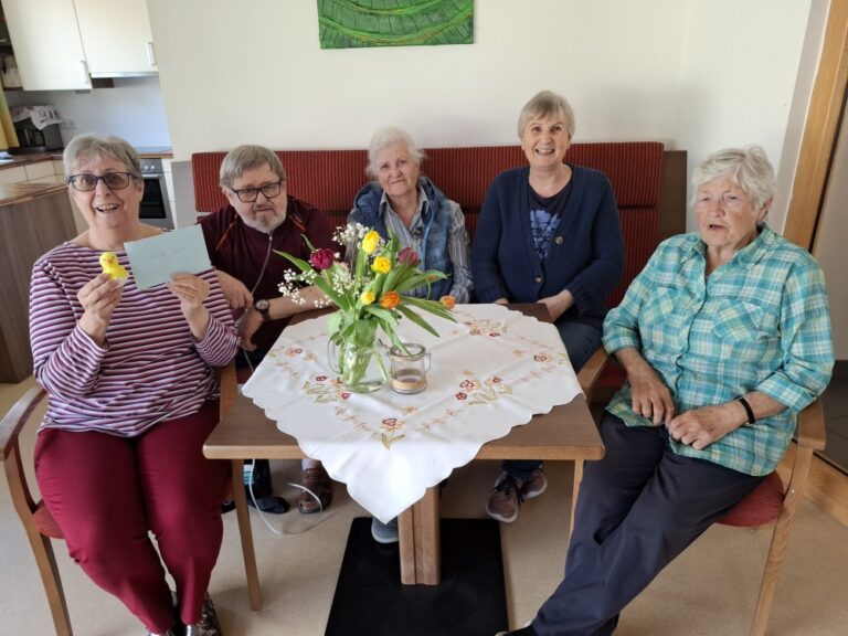 Die Bastelrunde Leutasch sitzt um einen Tisch