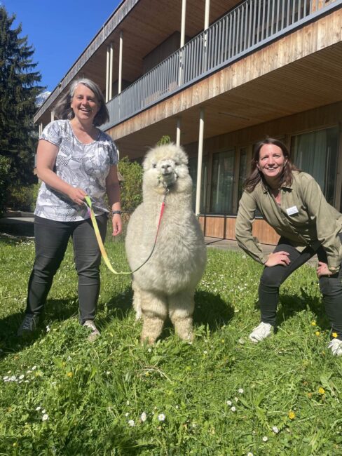 Petra Hillebrand und Melanie Huber mit Alpaka