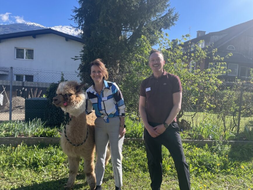  Ärztliche Direktorin Andrea Knoflach-Gabis und Pflegedirektor Robert Profunser mit Alpaka