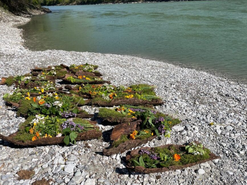 Die Holzschiffe auf denen die Steine der Verstorbenen gelegt werden